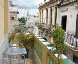 The 1st floor balcony of Vista al Mar casa particular in Old Havana