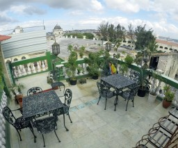 Rooftop sitting area of Vista al Mar guesthouse in Old Havana