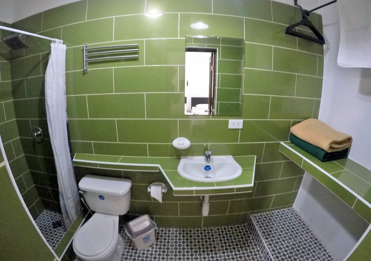 The ensuite bathroom of Room 5 in Casa Obrapia casa particular in Old Havana