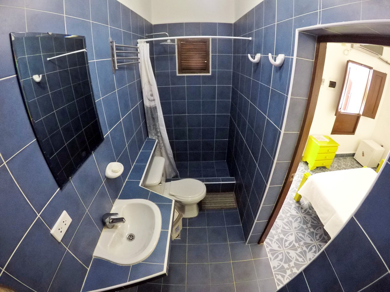 El bano de habitacion 6 de Casa Obrapia en Habana Vieja Cuba