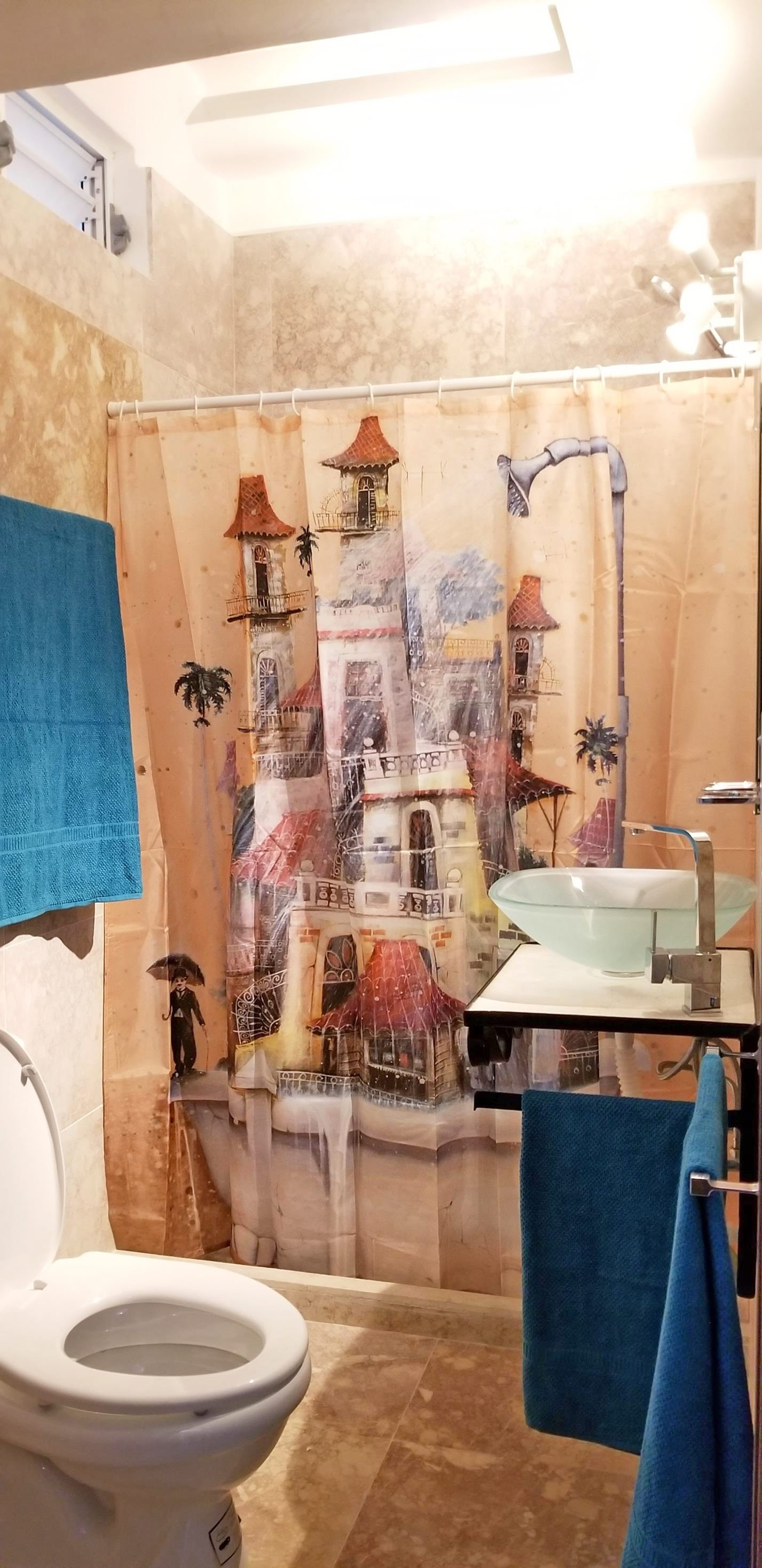 Private Ensuite bathroom in Malecon Sunset casa particular in Havana