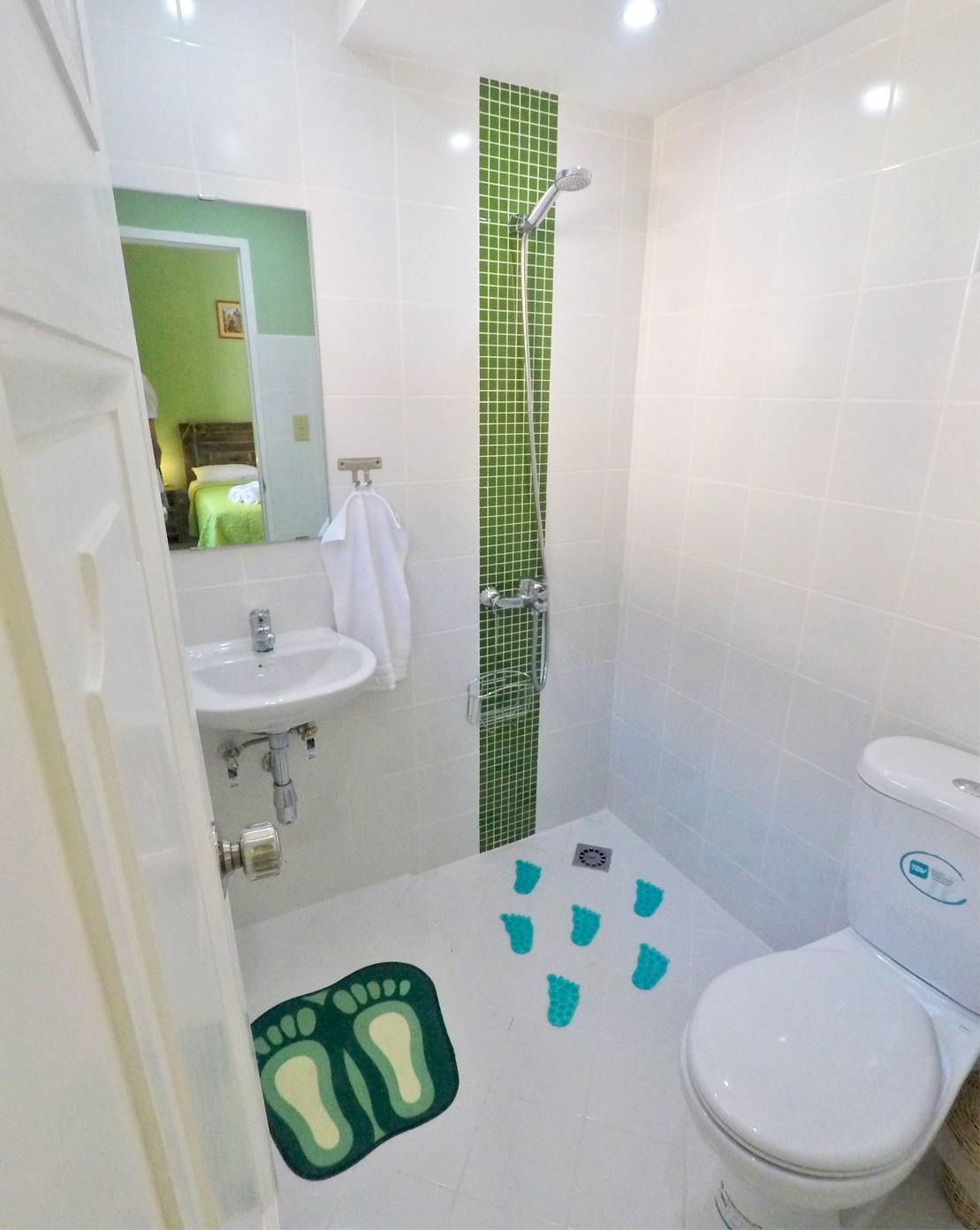 private bath of Old Havana boutique hotel La Quimera